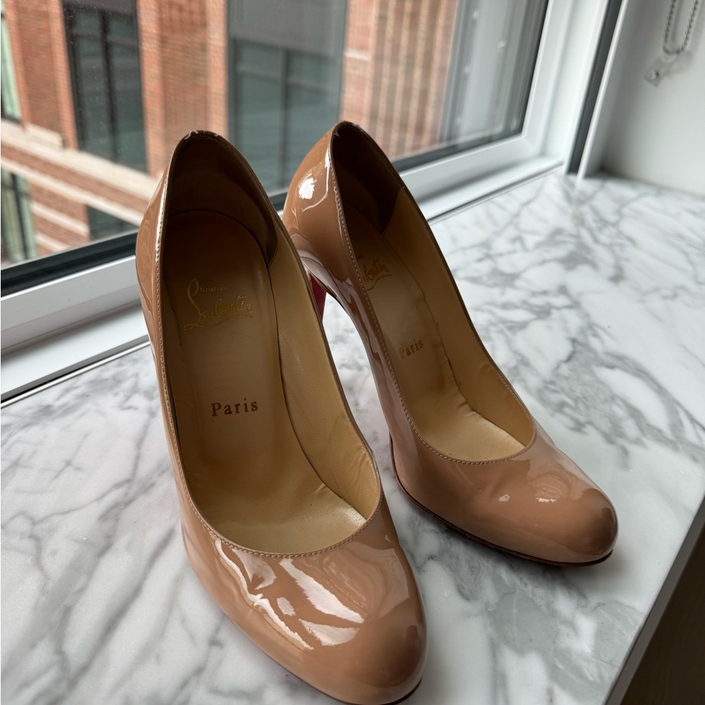 Authentic Christian Louboutin New Simple pumps in nude patent sz 37